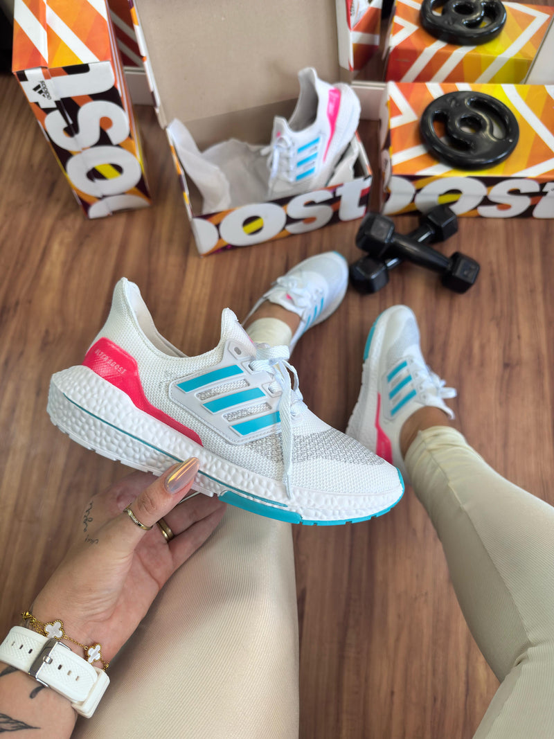 Ultra Boost Branco com Azul e Rosa